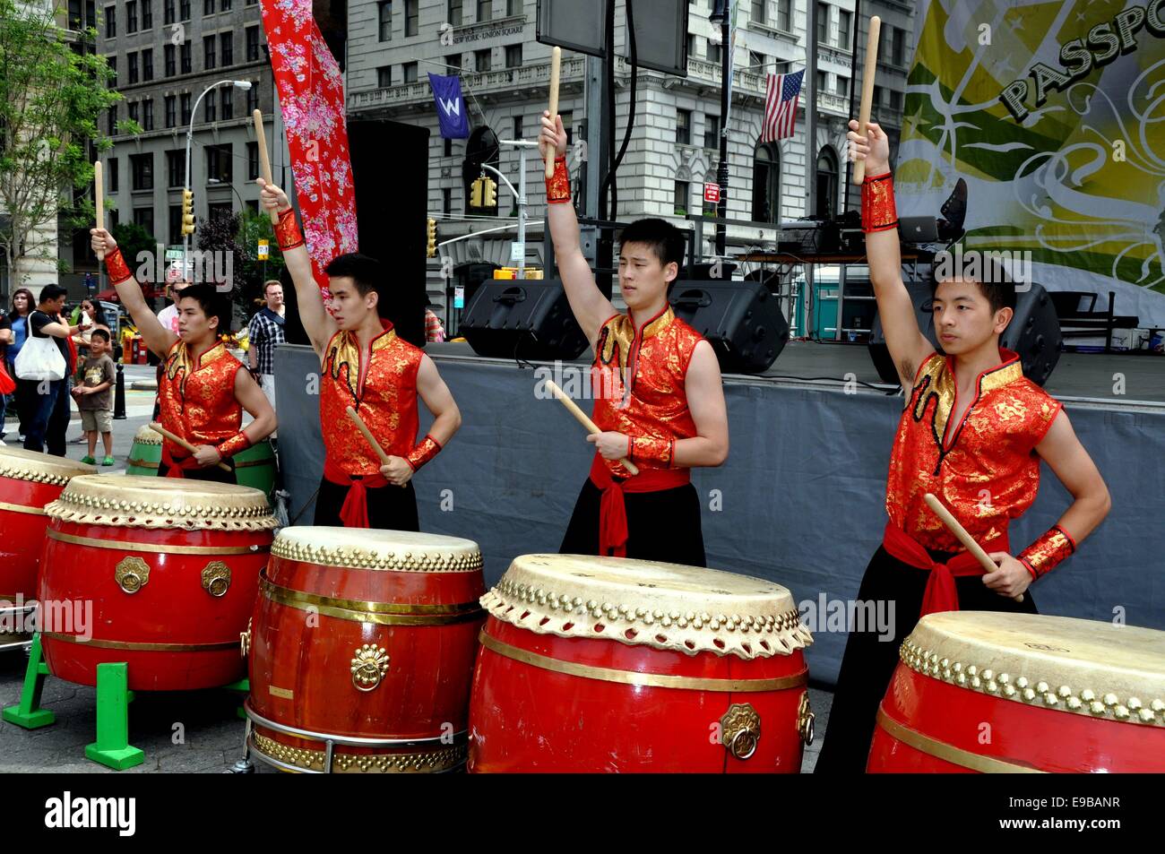 NYC: Junge taiwanesische Trommler auf der traditionellen chinesischen Trommeln an den Tierpass Taiwan festival Stockfoto