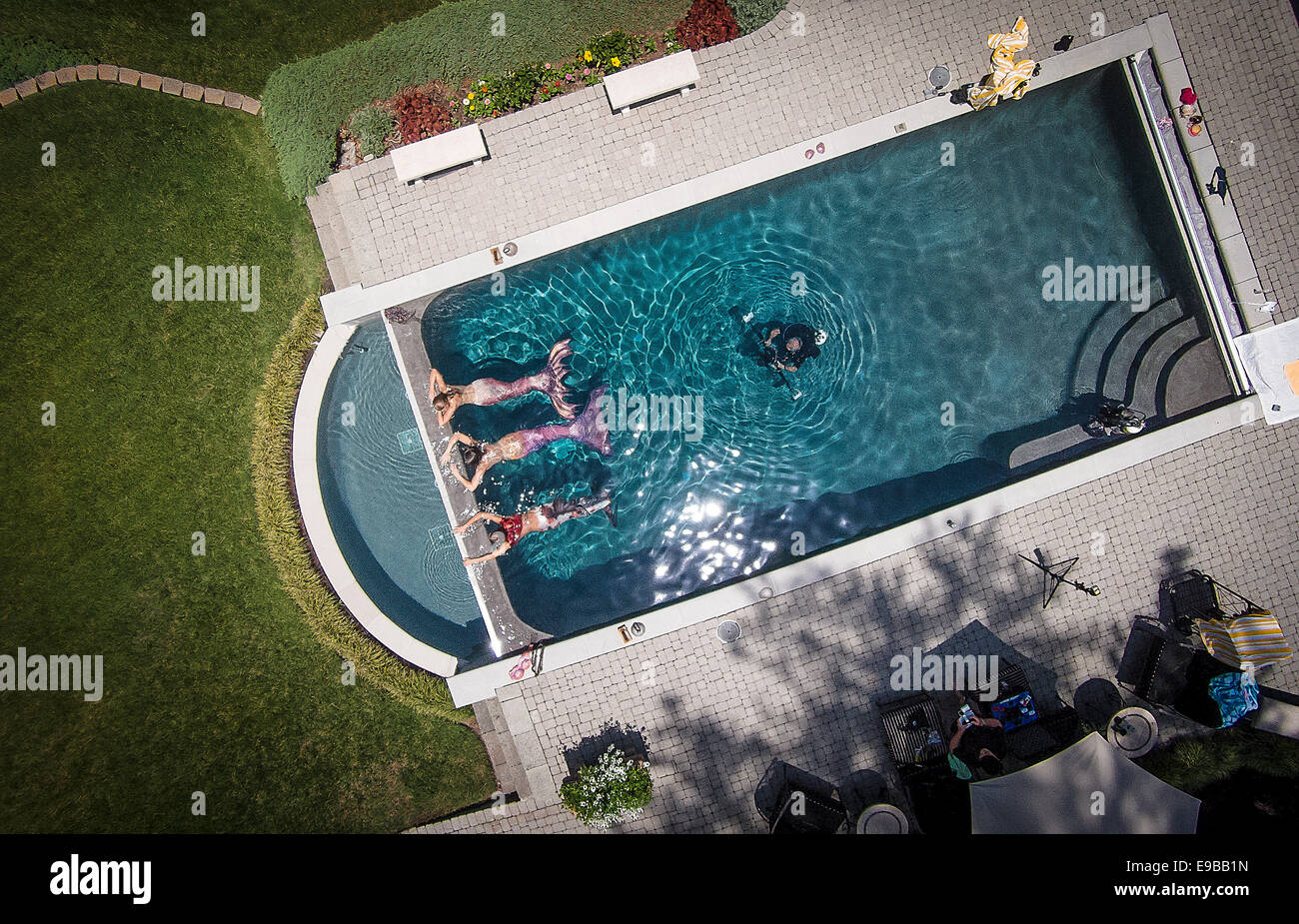 Luftbild-Drohne Foto der drei Meerjungfrauen fotografiert in einem Pool in Virginia Beach, Virginia. Stockfoto