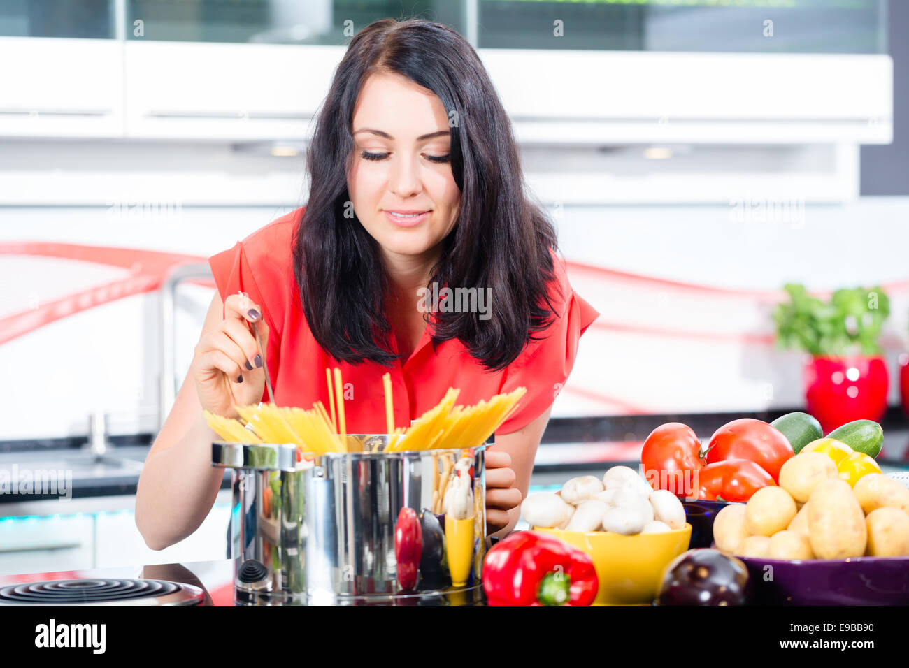 Frau, Kochen von Teigwaren in der heimischen Küche Stockfoto