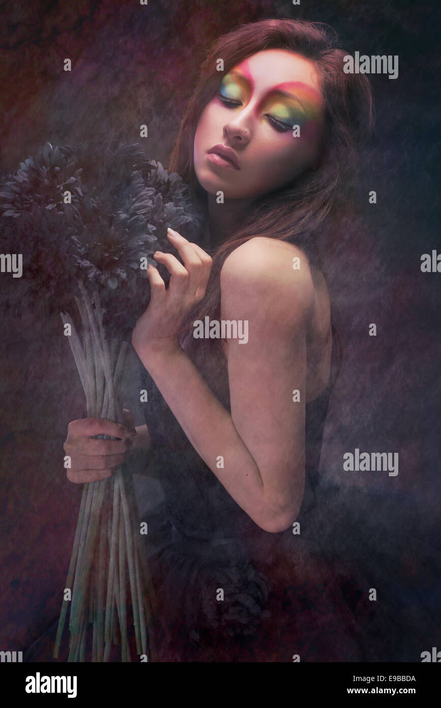 Schöne Frau mit Schmetterling Make-up und schwarze Blumen Stockfoto