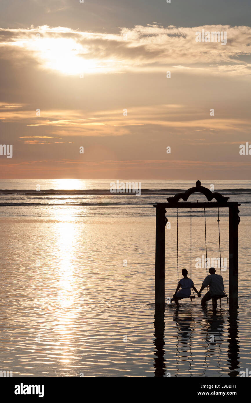 Romantisch zu zweit Sonnenuntergang am Meer Schaukeln im "Indischen Ozean",  "Gili Trawangan", Gili-Inseln, Indonesien Stockfotografie - Alamy