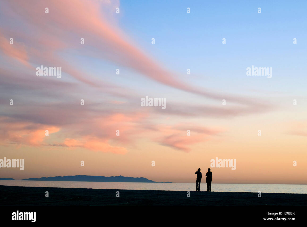 Menschen am Strand bei Sonnenuntergang in Santa Monica mit Blick auf die Halbinsel Palos Verdes in Südkalifornien Stockfoto