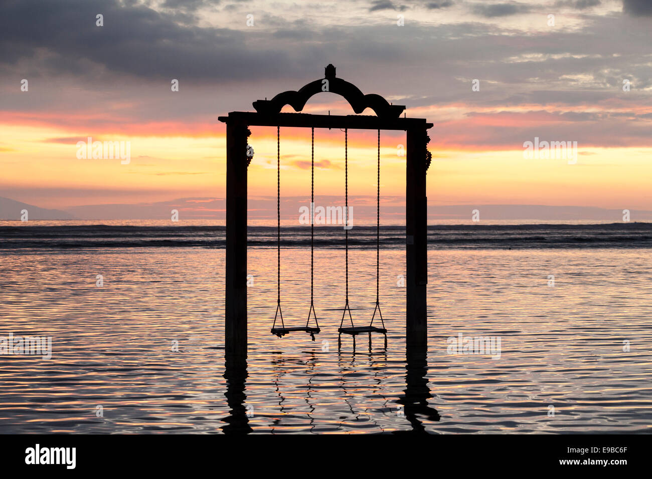 Schaukel Meer bei Sonnenuntergang, "Gili Trawangan", Gili-Inseln,  Indonesien Stockfotografie - Alamy