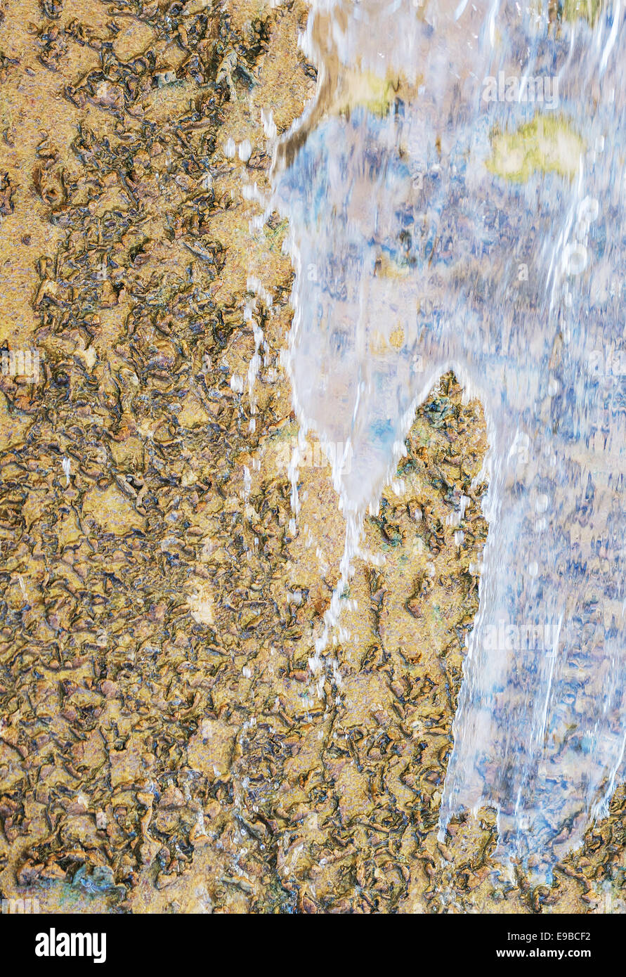 alte graue Steinmauer mit Spritzwasser für Design-Hintergründe Stockfoto