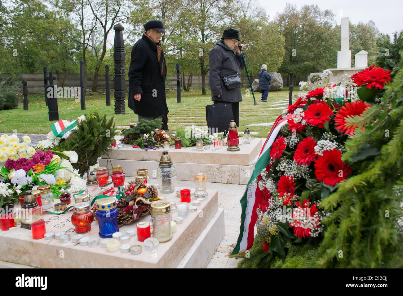 Budapest, Budapest. 23. Oktober 2014. Frauen besuchen das Grab von Imre Nagy, Premierminister während der Revolution, auf einem Friedhof am Nationalfeiertag zum Gedenken an die Revolution von 1956 in Budapest, Ungarn am 23. Oktober 2014. Ungarn war Donnerstag mit einer Reihe von Ereignissen, die Erinnerung an die gescheiterte Revolution von 1956, die am 23. Oktober, genau vor 58 Jahren begann. Bildnachweis: Attila Volgyi/Xinhua/Alamy Live-Nachrichten Stockfoto