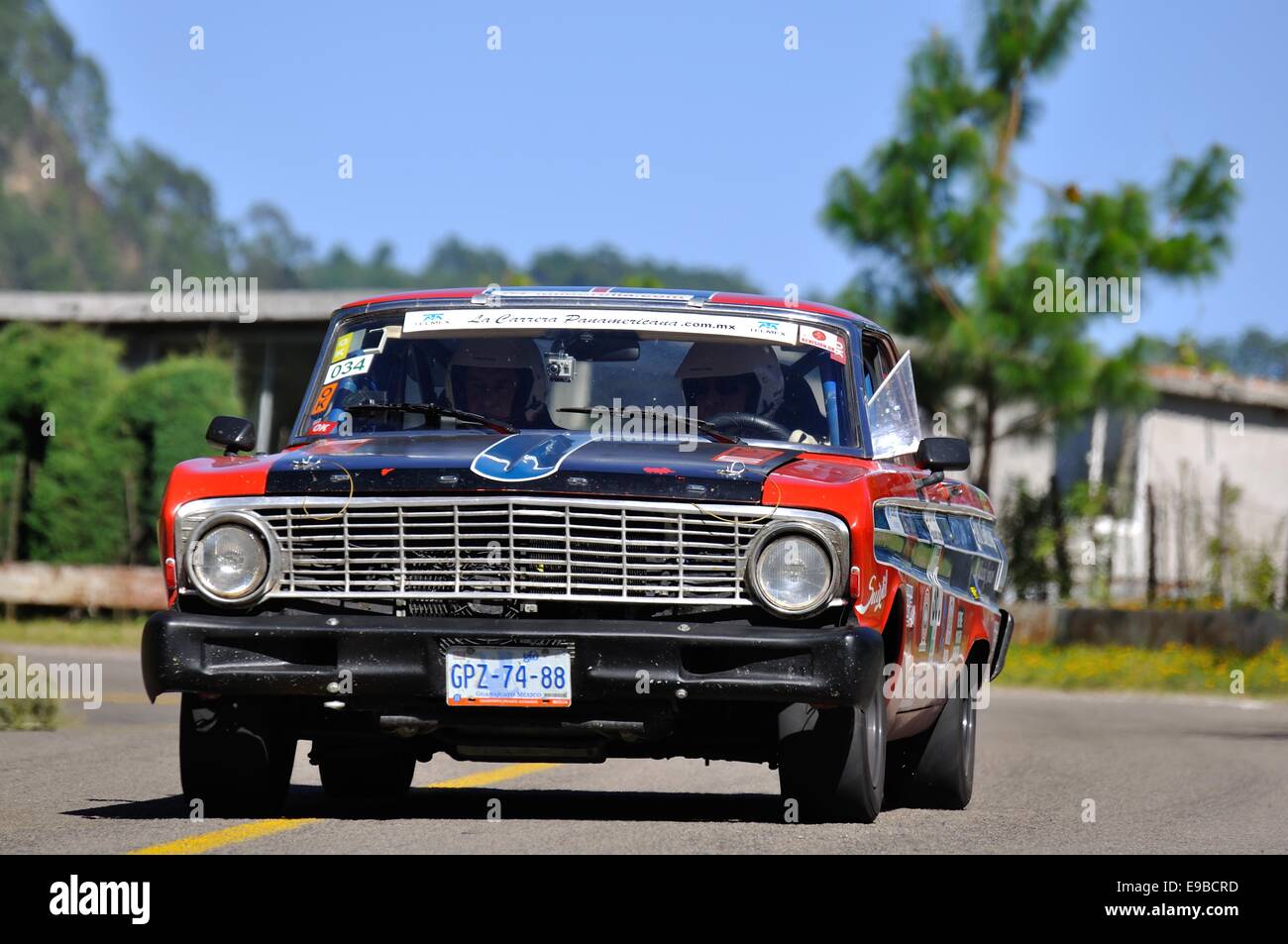 Ein Ford Falcon mit Geschwindigkeit auf das Straßenrennen Carrera Panamericana in Mexiko Stockfoto