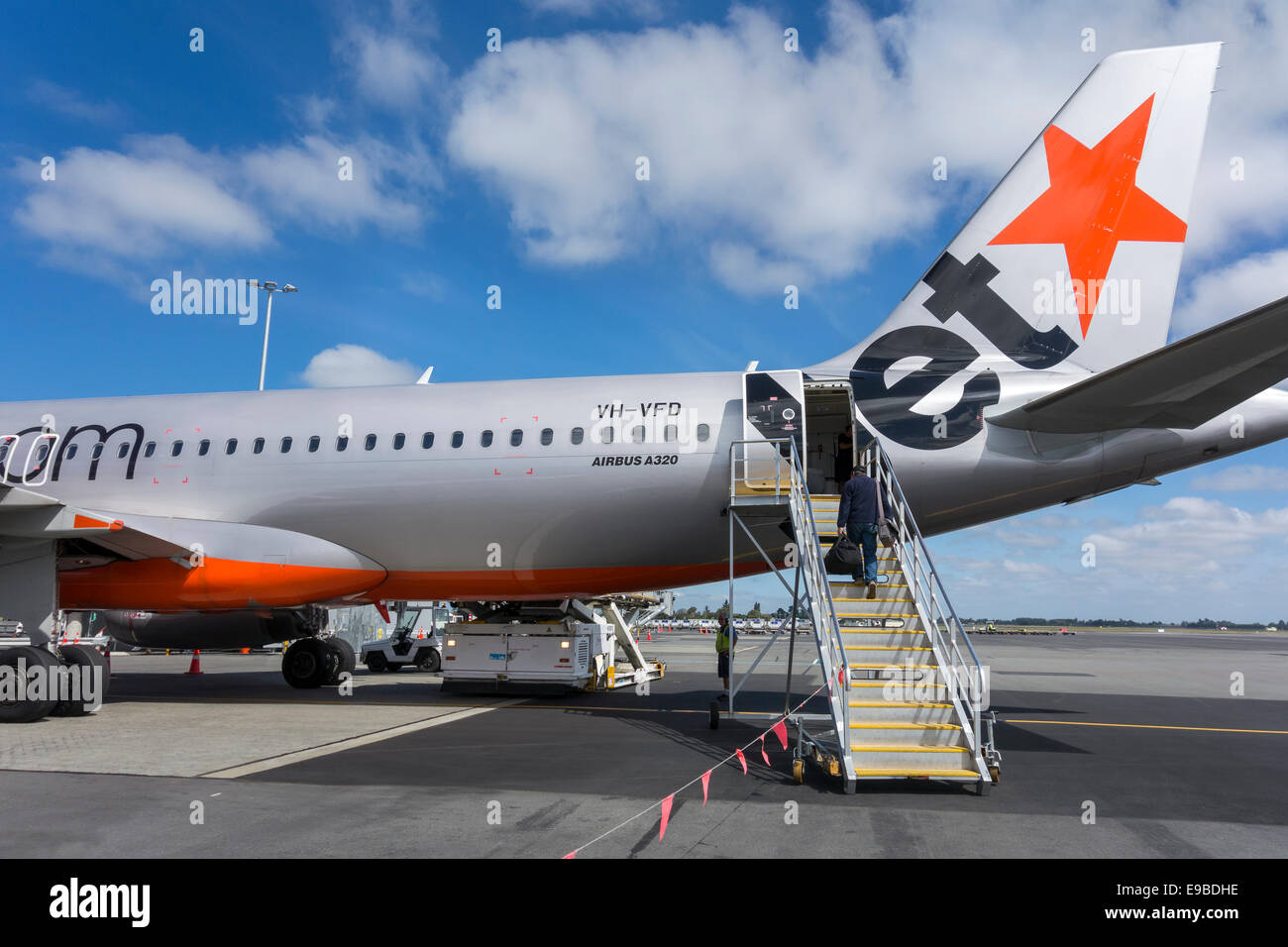 Jetstar A320 am Flughafen von Christchurch. Einzelne Passagier ein Jetstar Flugzeug mit einem Internat Rampe einsteigen Treppen Stockfoto