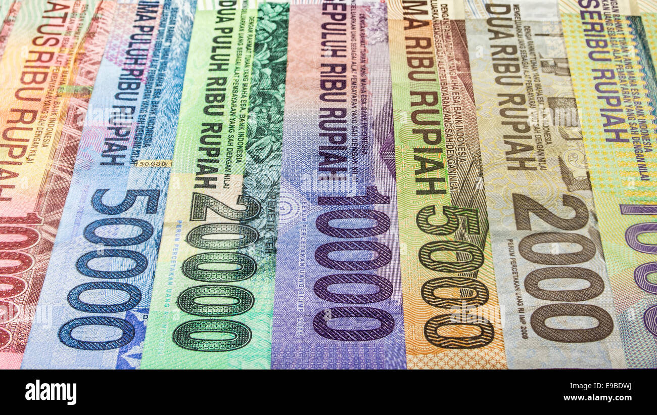 Indonesische Rupiah Währung in verschiedenen Banknoten Stückelungen, um Lügen vom größten zum kleinsten Stockfoto