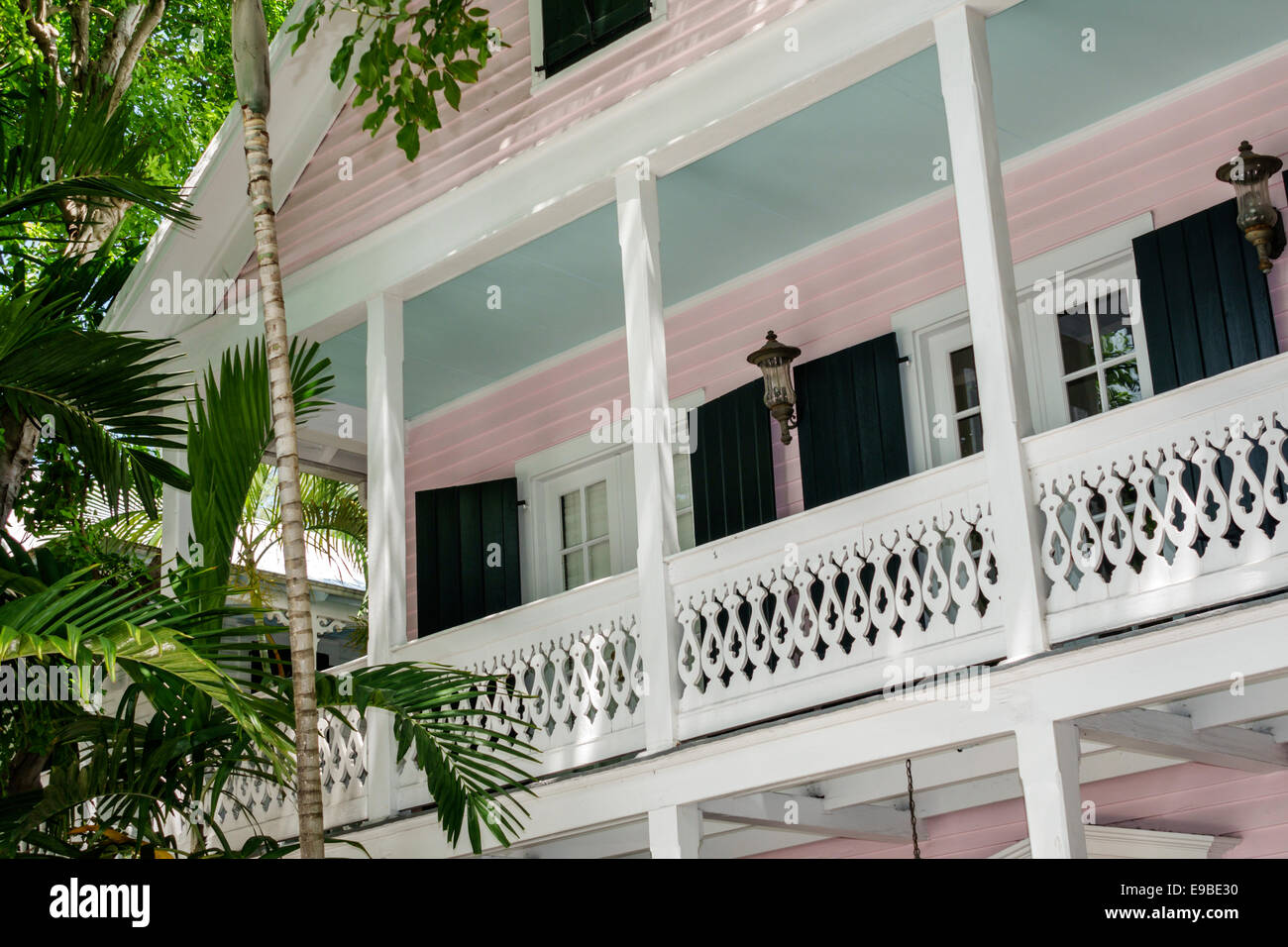 Key West Florida, Keys Caroline Street, Haushäuser Häuser Häuser Häuser Residenz, Haus, Balkon, Holzverkleidung, tropische Landschaftsgestaltung Vegetation, Pflanzen, Bäume, vis Stockfoto