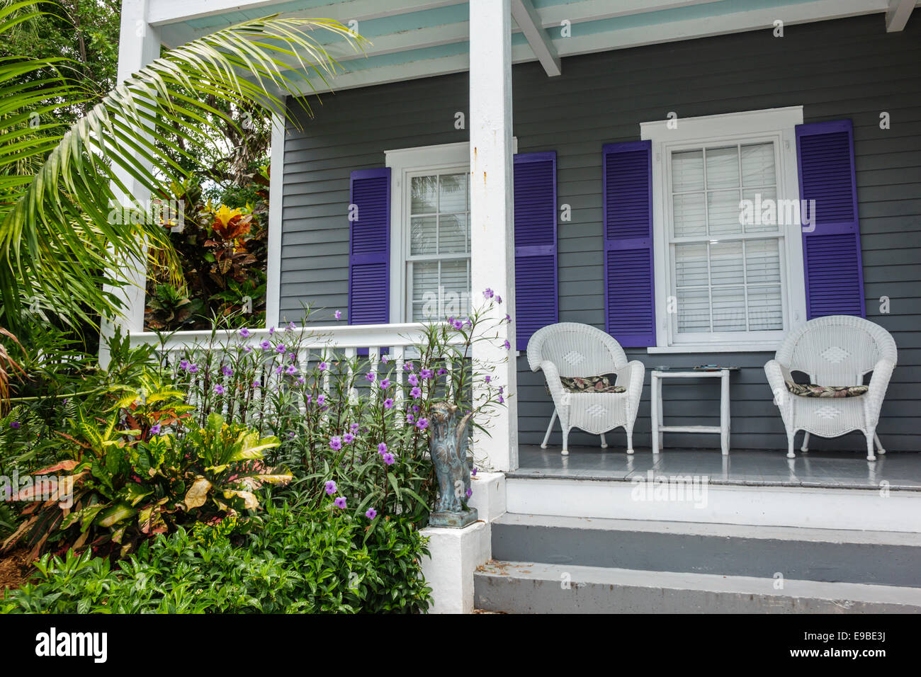 Key West Florida, Keys Fleming & Elizabeth Street, Haushäuser Häuser Häuser Häuser Residenz, Haus, private Residenz, Veranda, Stühle, tropische Landschaftsgestaltung veg Stockfoto