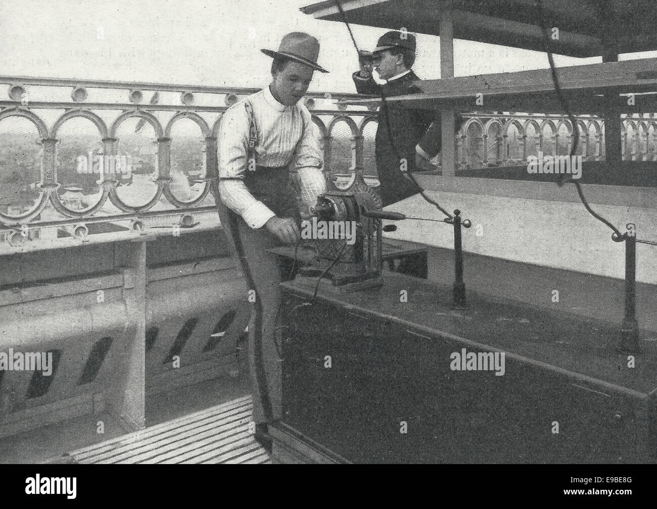 Senden einer Nachricht von der Spitze des Kriegsministeriums - drahtlose Telegraphie, ca. 1899 Stockfoto
