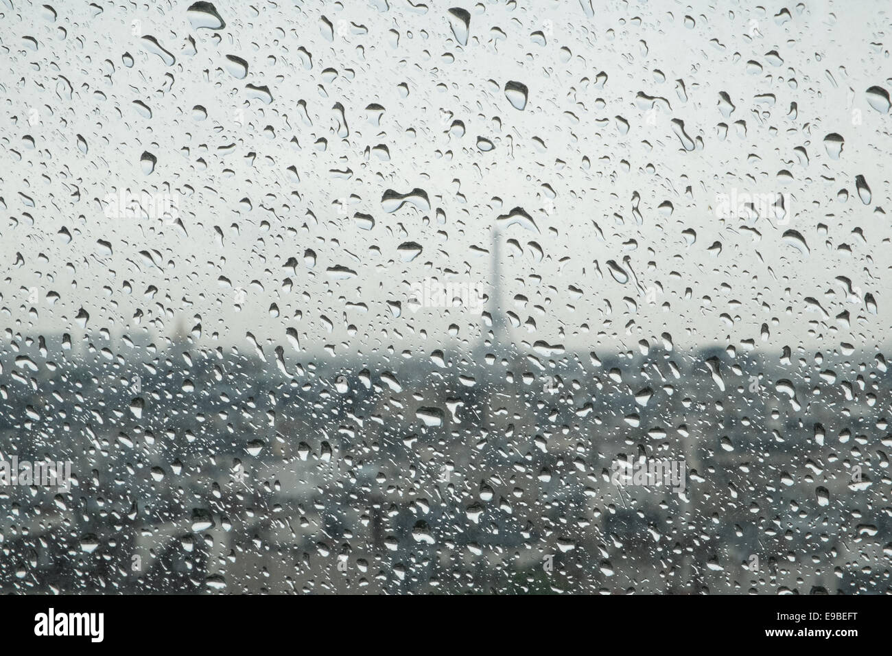 Regen fällt im Fokus und die Skyline von Paris wie Eiffelturm im Hintergrund. Regnerisch Tag im Juni. vom Centre Pompidou in Paris, Stockfoto