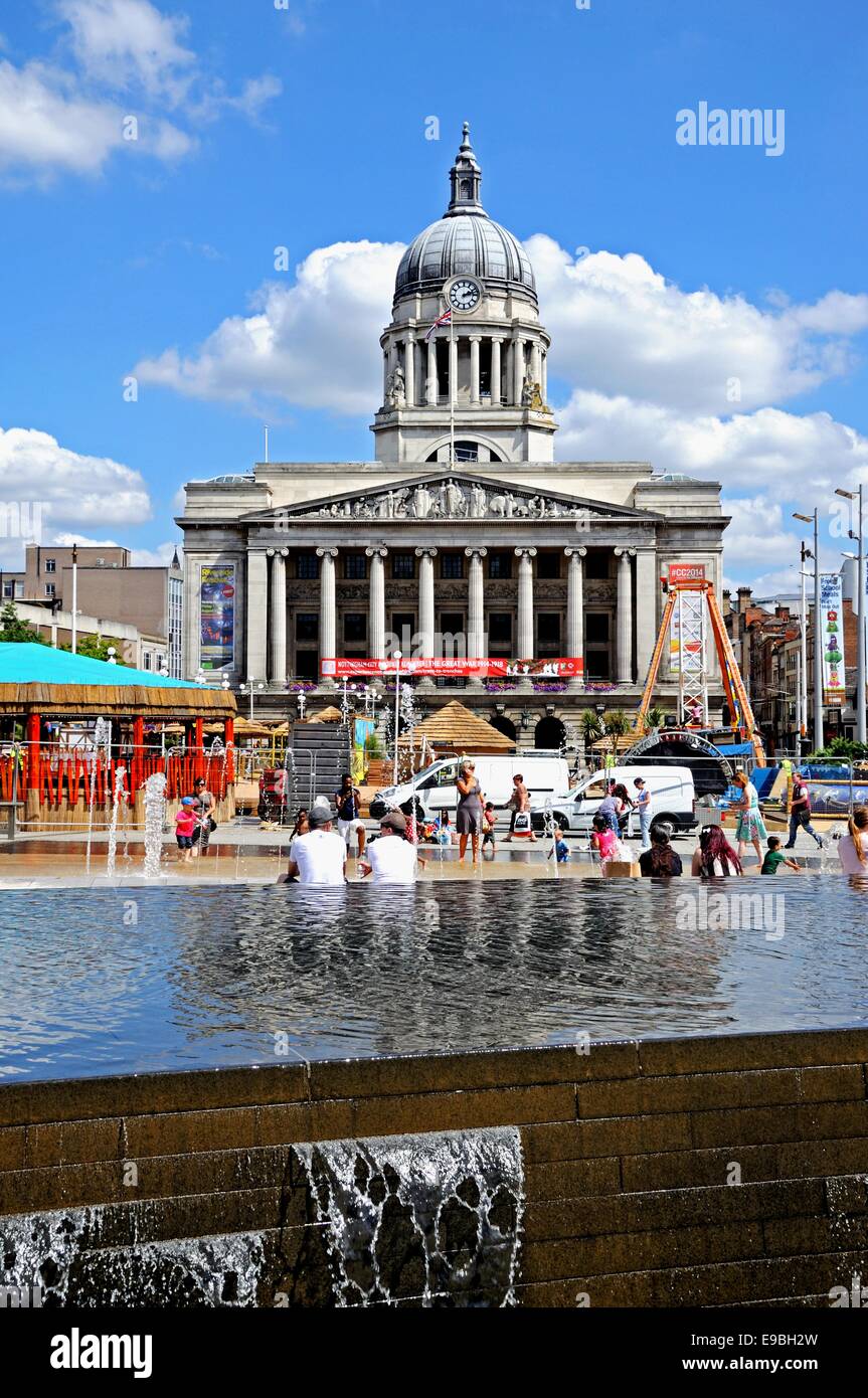 Rat House auch bekannt als das Rathaus auf dem alten Marktplatz mit einem Pool und einem Brunnen im Vordergrund, Nottingham, UK. Stockfoto