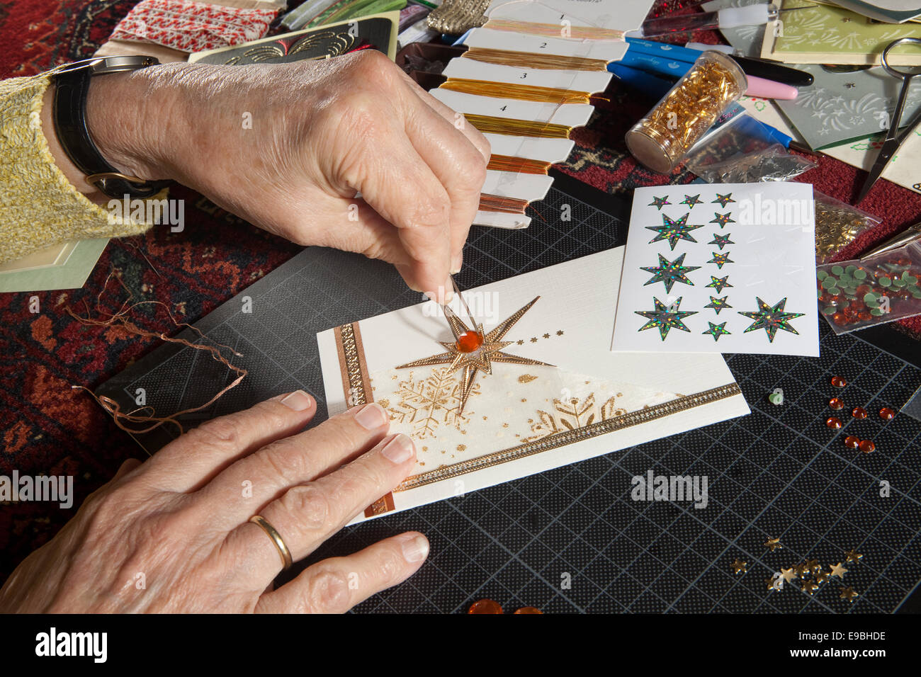 Hände einer Frau basteln und Schrott-Buchung Weihnachtskarten Stockfoto