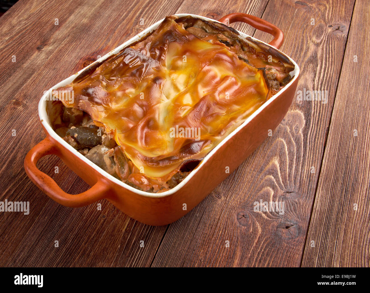 Lasagne mit Pilzen und beef.close auf. Farm-Stil Stockfoto