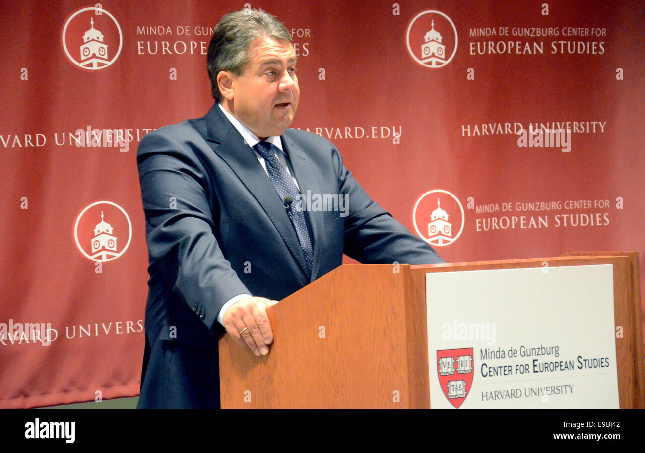 Boston, USA. 23. Oktober 2014. Deutsche Wirtschaft Minister Sigmar Gabriel (SPD) hält eine Rede an der Harvard University in Boston, USA, 23. Oktober 2014. Gabriel äußerte sich über die geplante Freihandelszone zwischen den USA und der Europäischen Union, die er nannte eine historische Chance trotz der Reservierung, die über verschiedene Themen des vergangenen Jahres montiert haben. Foto: Georg Ismar, Dpa/Alamy Live News Stockfoto