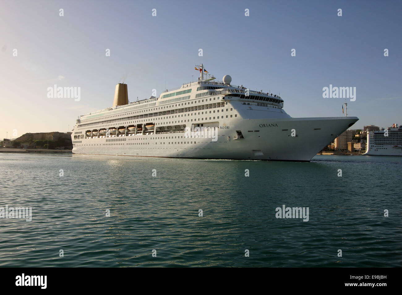 & O P/P und O Cruises Cruise Ship "ORIANA" (260 m) verlassen Hafen - im Hafen von Palma De Mallorca / Mallorca, Balearische Inseln Stockfoto