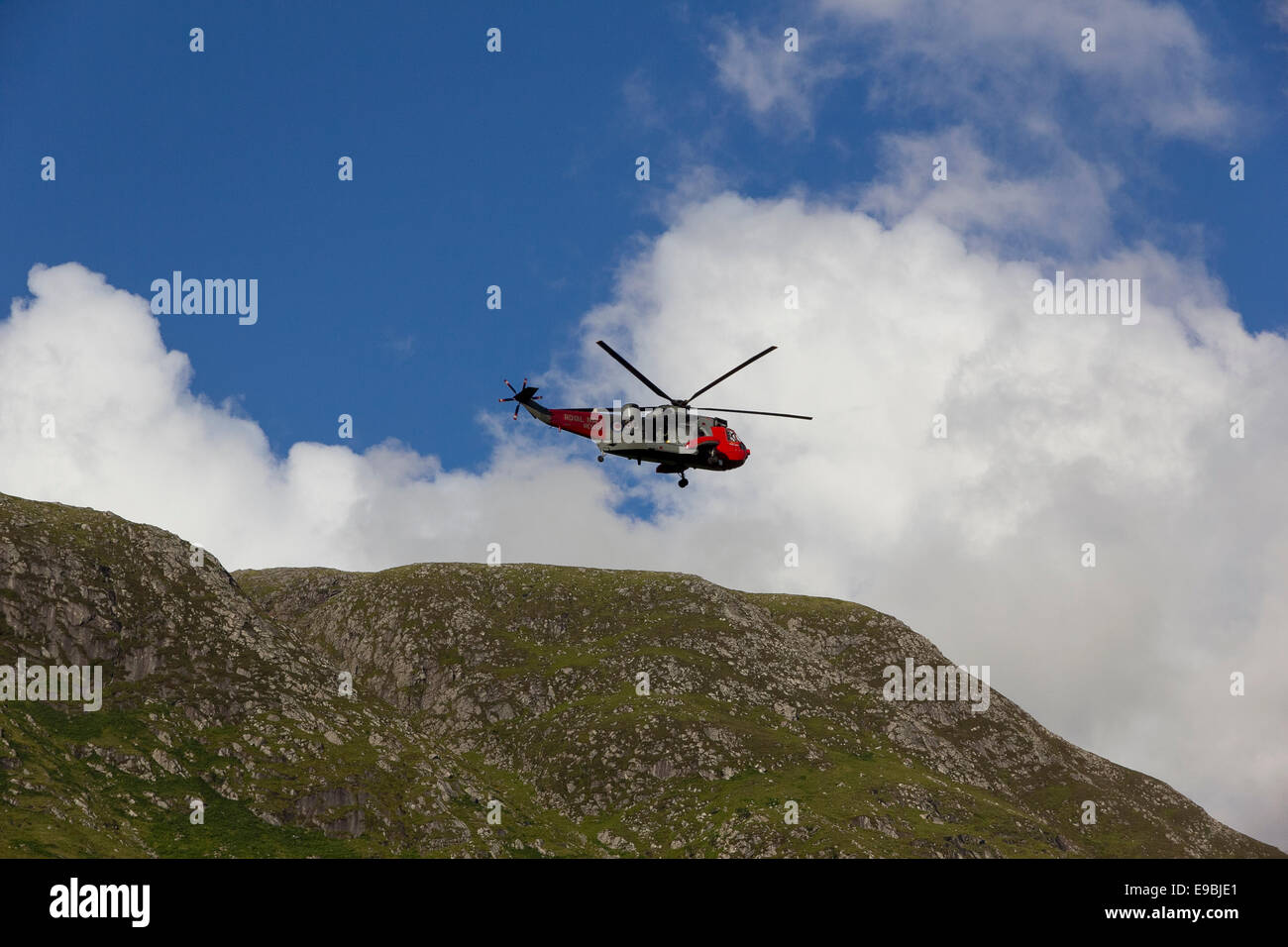 Royal Navy Rettungshubschrauber über den Hängen des Glen Nevis in der Nähe von Ben Nevis Stockfoto