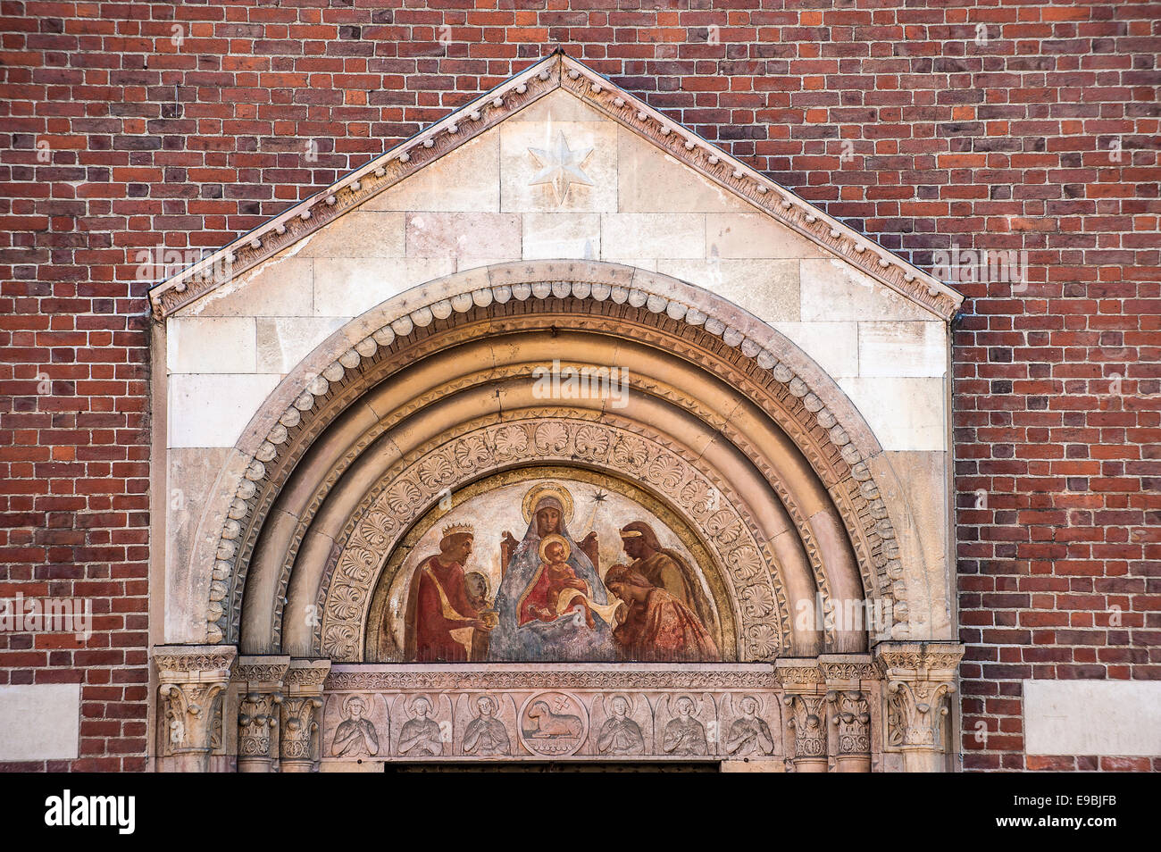 Italien-Lombardei-Mailand Kirche St. Eustorgio, wo beherbergt die Reliquien der Heiligen drei Könige, Fresko und Stern auf th Portal Stockfoto