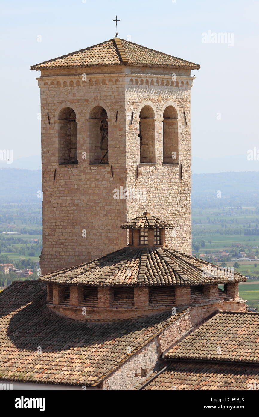 Mittelalterliche Glockenturm in Assisi, Italien Stockfoto