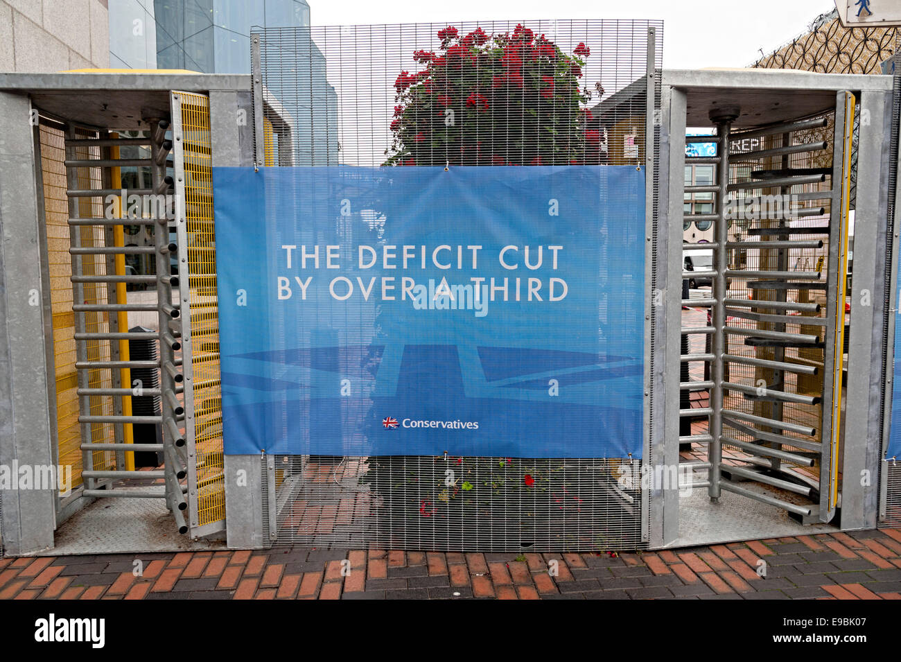 Parteitag der konservativen Birmingham Sicherheit Tore sind tragbar und verschraubten zusammen mit ein Tory-Partei-slogan Stockfoto