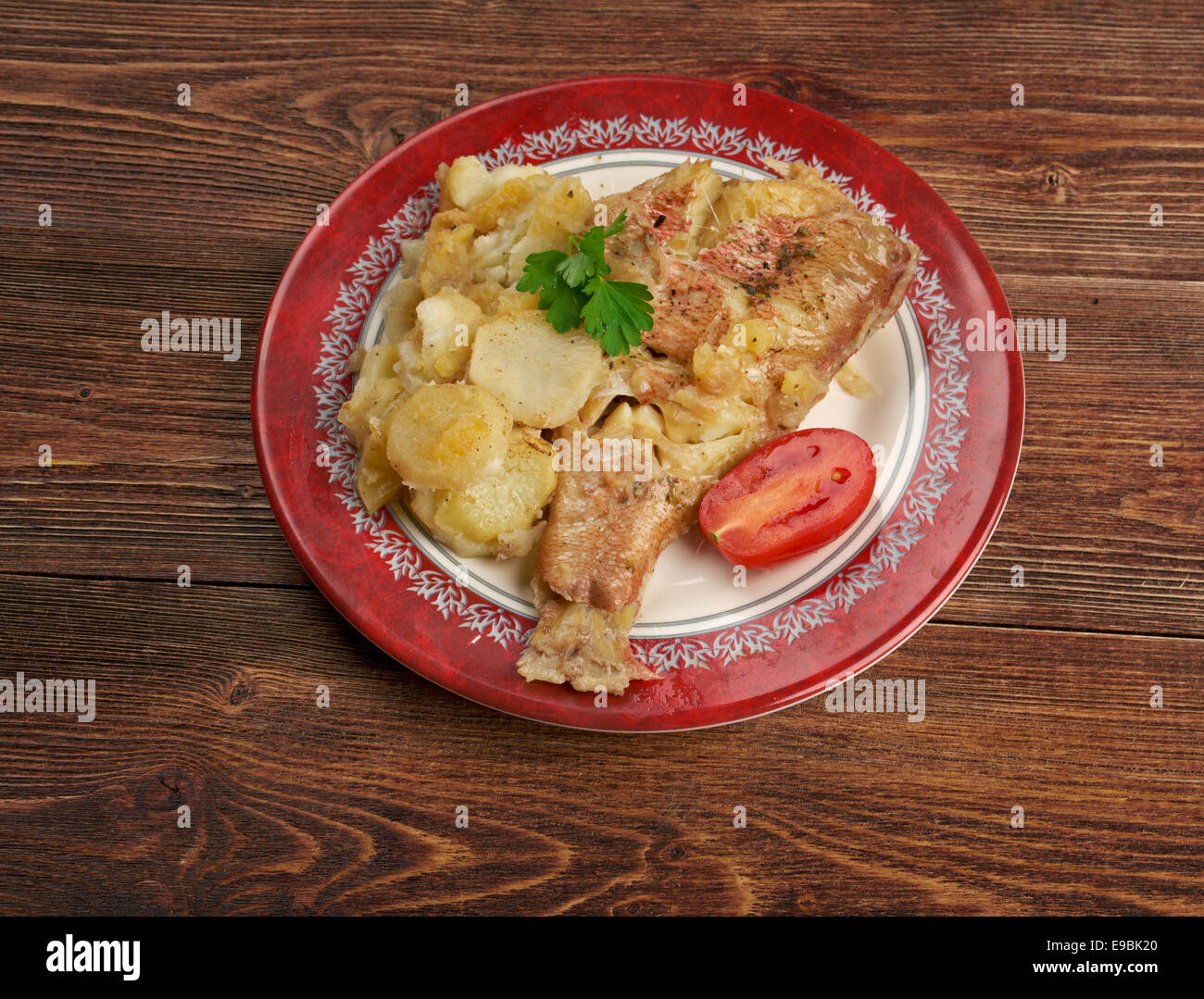 Gebackene Rote Zackenbarsch mit Kartoffel und Apfel Stockfoto