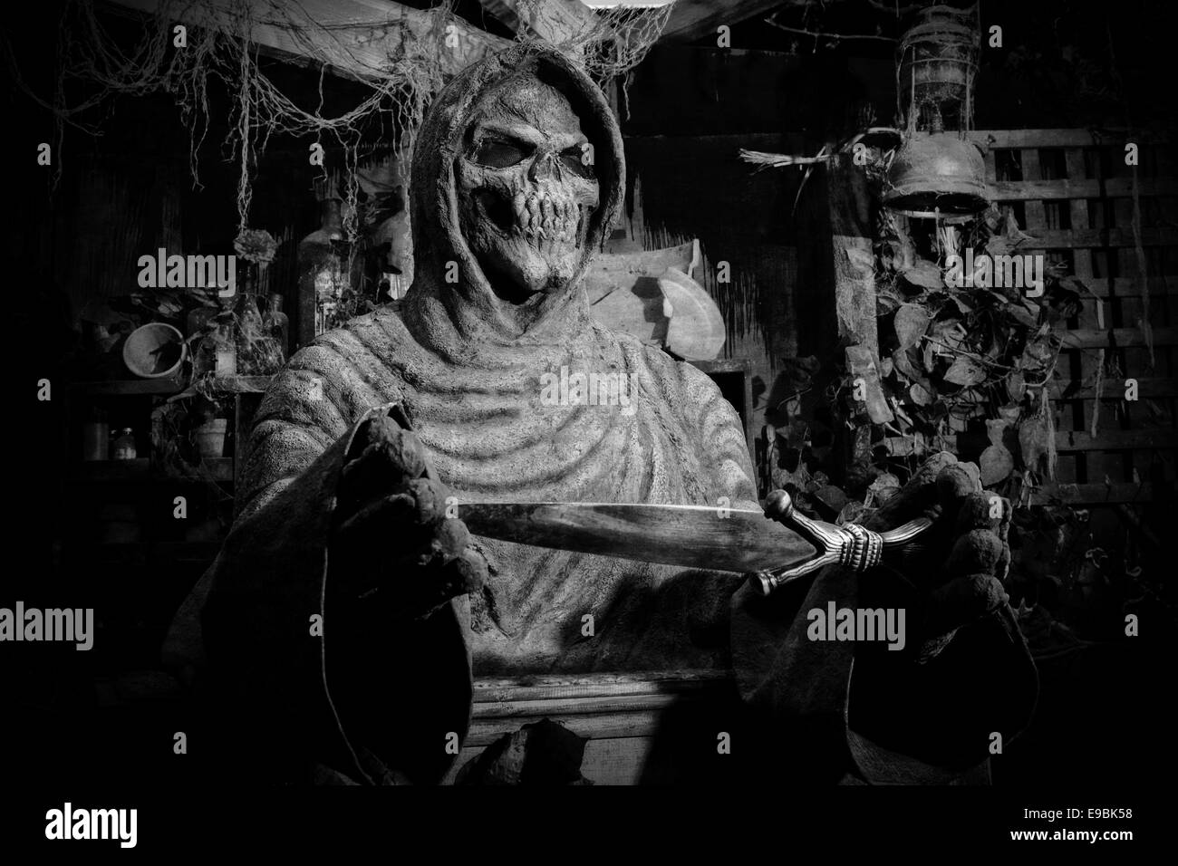 Blackburn, UK. 22. Oktober 2014. Maskierte Horror & Halloween kostümierte Zeichen in Latex Monster bereiten Masken Besucher erschrecken Kingdom Scream Park nächtlichen Event Attraktion Halloween Horror Nights 2014 zu erschrecken. Make-up und Kostüm scary Vorschau-Unsettlingly in ihrem eigenen Recht; bis zu 50 Schauspieler in Kostümen und Full-Face Make-up bieten eine ganze Nacht Schüttelfrost, Nervenkitzel, Terror und Unterhaltung auf dem Gelände in der Nähe von Preston in Lancashire, UK.  Bildnachweis: Cernan Elias/Alamy Live-Nachrichten Stockfoto