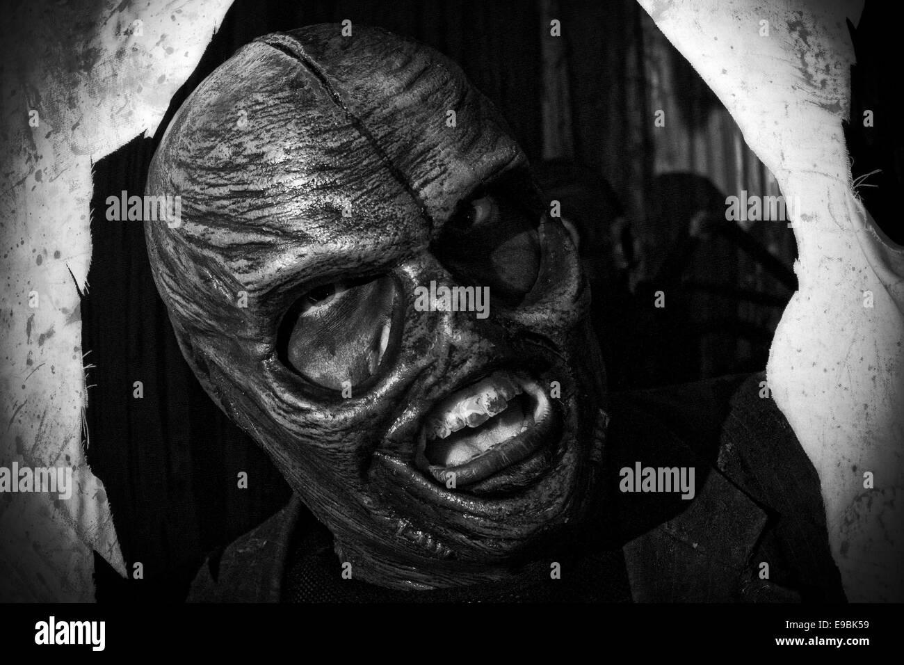 Blackburn, UK. 22. Oktober 2014. Maskierte Horror & Halloween kostümierte Zeichen in Latex Monster bereiten Masken Besucher erschrecken Kingdom Scream Park nächtlichen Event Attraktion Halloween Horror Nights 2014 zu erschrecken. Make-up und Kostüm scary Vorschau-Unsettlingly in ihrem eigenen Recht; bis zu 50 Schauspieler in Kostümen und Full-Face Make-up bieten eine ganze Nacht Schüttelfrost, Nervenkitzel, Terror und Unterhaltung auf dem Gelände in der Nähe von Preston in Lancashire, UK.  Bildnachweis: Cernan Elias/Alamy Live-Nachrichten Stockfoto