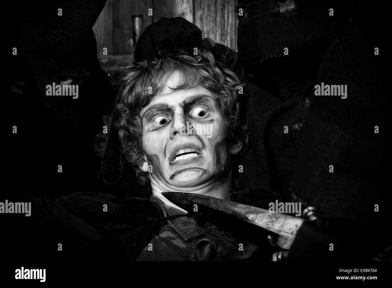 Blackburn, UK. 22. Oktober 2014. Maskierte Horror & Halloween kostümierte Zeichen in Latex Monster bereiten Masken Besucher erschrecken Kingdom Scream Park nächtlichen Event Attraktion Halloween Horror Nights 2014 zu erschrecken. Make-up und Kostüm scary Vorschau-Unsettlingly in ihrem eigenen Recht; bis zu 50 Schauspieler in Kostümen und Full-Face Make-up bieten eine ganze Nacht Schüttelfrost, Nervenkitzel, Terror und Unterhaltung auf dem Gelände in der Nähe von Preston in Lancashire, UK.  Bildnachweis: Cernan Elias/Alamy Live-Nachrichten Stockfoto