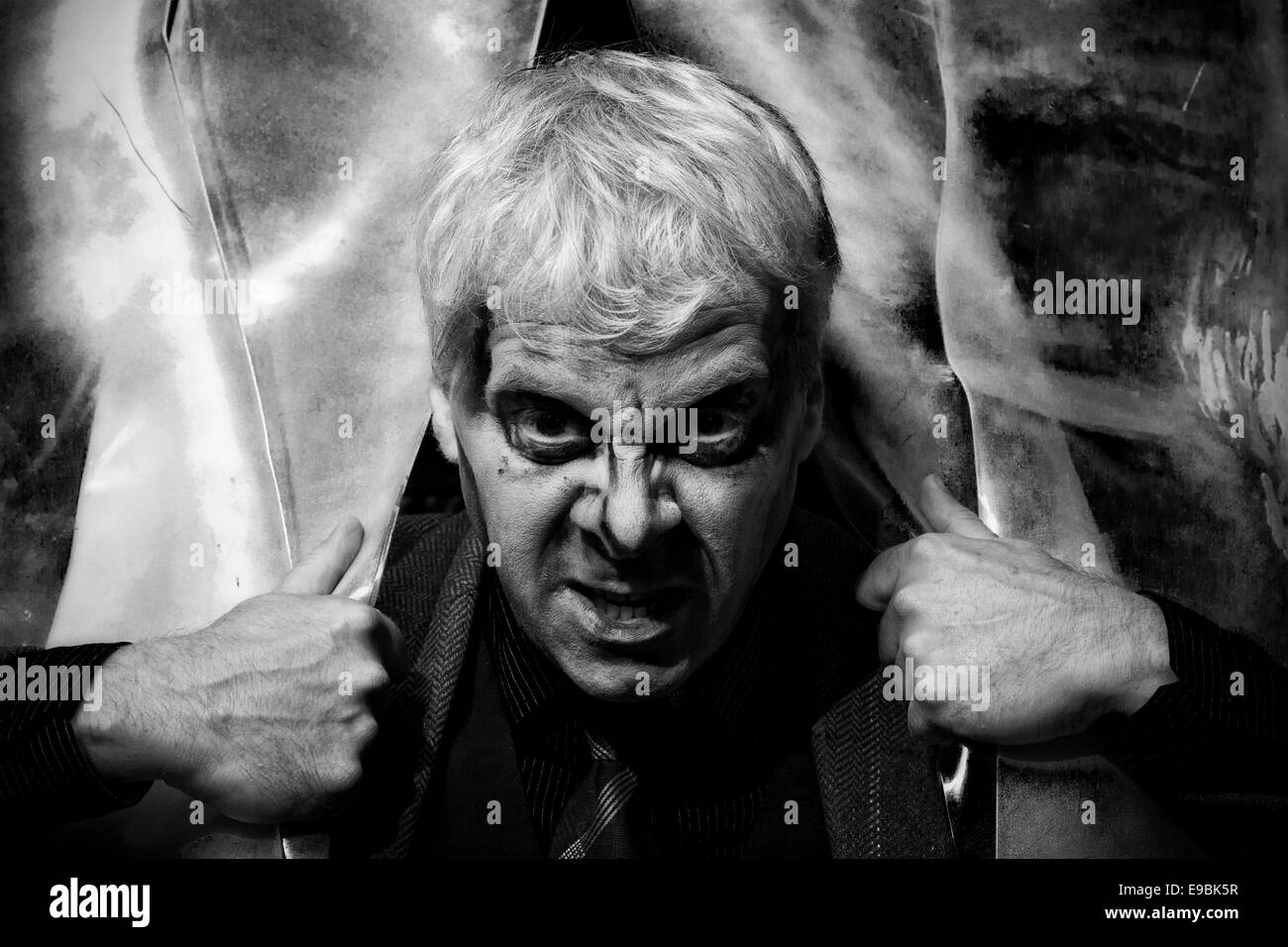 Blackburn, UK. 22. Oktober 2014. Maskierte Horror & Halloween kostümierte Zeichen in Latex Monster bereiten Masken Besucher erschrecken Kingdom Scream Park nächtlichen Event Attraktion Halloween Horror Nights 2014 zu erschrecken. Make-up und Kostüm scary Vorschau-Unsettlingly in ihrem eigenen Recht; bis zu 50 Schauspieler in Kostümen und Full-Face Make-up bieten eine ganze Nacht Schüttelfrost, Nervenkitzel, Terror und Unterhaltung auf dem Gelände in der Nähe von Preston in Lancashire, UK.  Bildnachweis: Cernan Elias/Alamy Live-Nachrichten Stockfoto