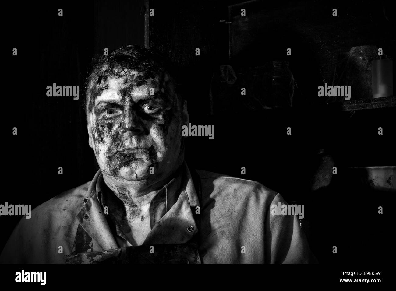 Blackburn, UK. 22. Oktober 2014. Maskierte Horror & Halloween kostümierte Zeichen in Latex Monster bereiten Masken Besucher erschrecken Kingdom Scream Park nächtlichen Event Attraktion Halloween Horror Nights 2014 zu erschrecken. Make-up und Kostüm scary Vorschau-Unsettlingly in ihrem eigenen Recht; bis zu 50 Schauspieler in Kostümen und Full-Face Make-up bieten eine ganze Nacht Schüttelfrost, Nervenkitzel, Terror und Unterhaltung auf dem Gelände in der Nähe von Preston in Lancashire, UK.  Bildnachweis: Cernan Elias/Alamy Live-Nachrichten Stockfoto