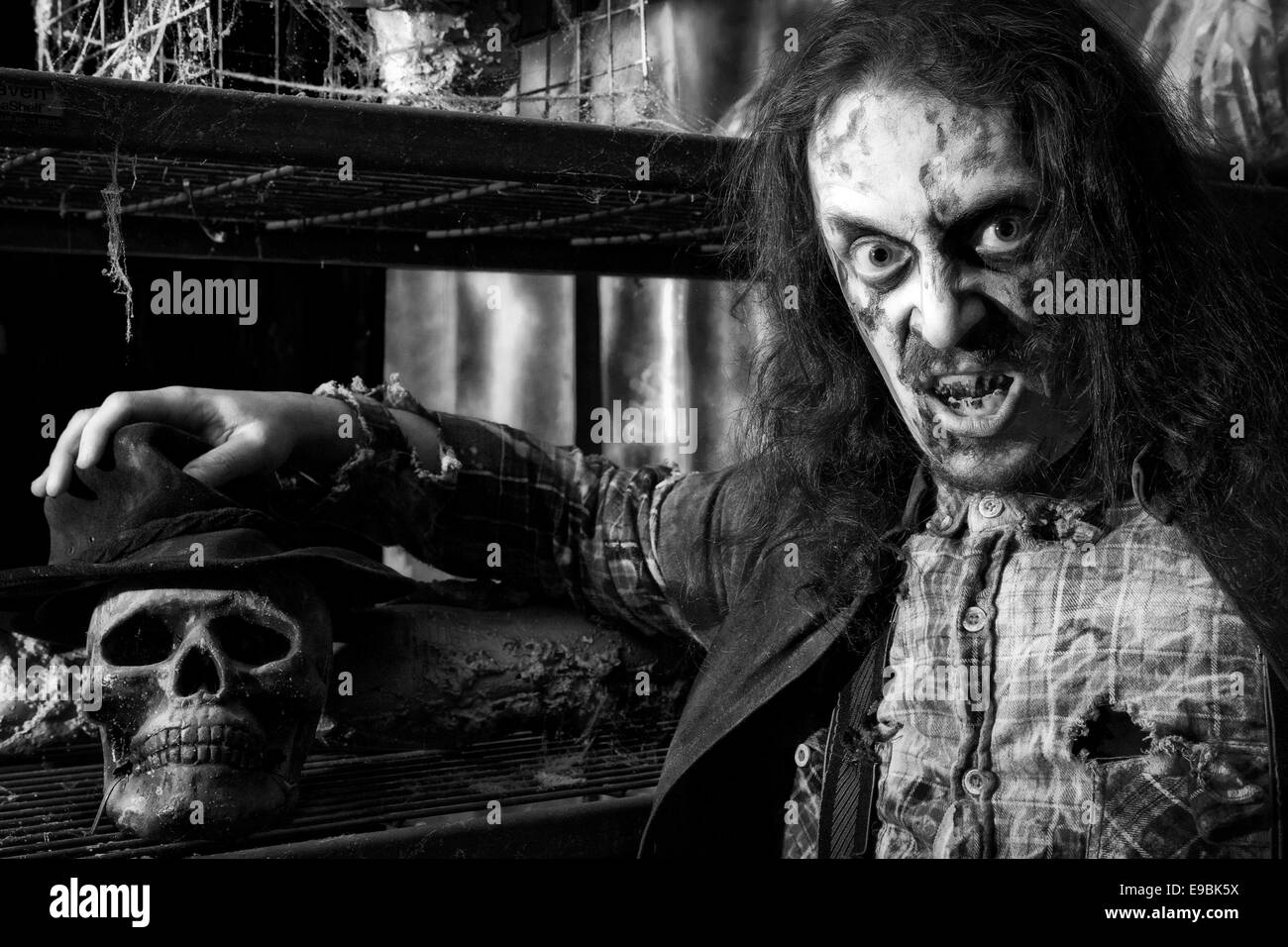 Blackburn, UK. 22. Oktober 2014. Maskierte Horror & Halloween kostümierte Zeichen in Latex Monster bereiten Masken Besucher erschrecken Kingdom Scream Park nächtlichen Event Attraktion Halloween Horror Nights 2014 zu erschrecken. Make-up und Kostüm scary Vorschau-Unsettlingly in ihrem eigenen Recht; bis zu 50 Schauspieler in Kostümen und Full-Face Make-up bieten eine ganze Nacht Schüttelfrost, Nervenkitzel, Terror und Unterhaltung auf dem Gelände in der Nähe von Preston in Lancashire, UK.  Bildnachweis: Cernan Elias/Alamy Live-Nachrichten Stockfoto