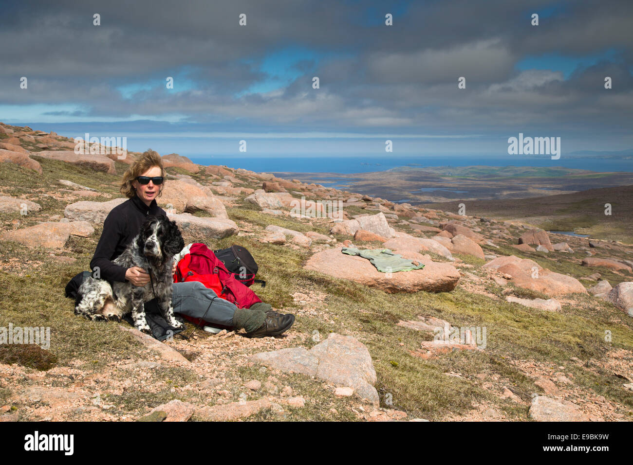 NAS-Hügel; Shetland; Frau und Spaniel; UK Stockfoto