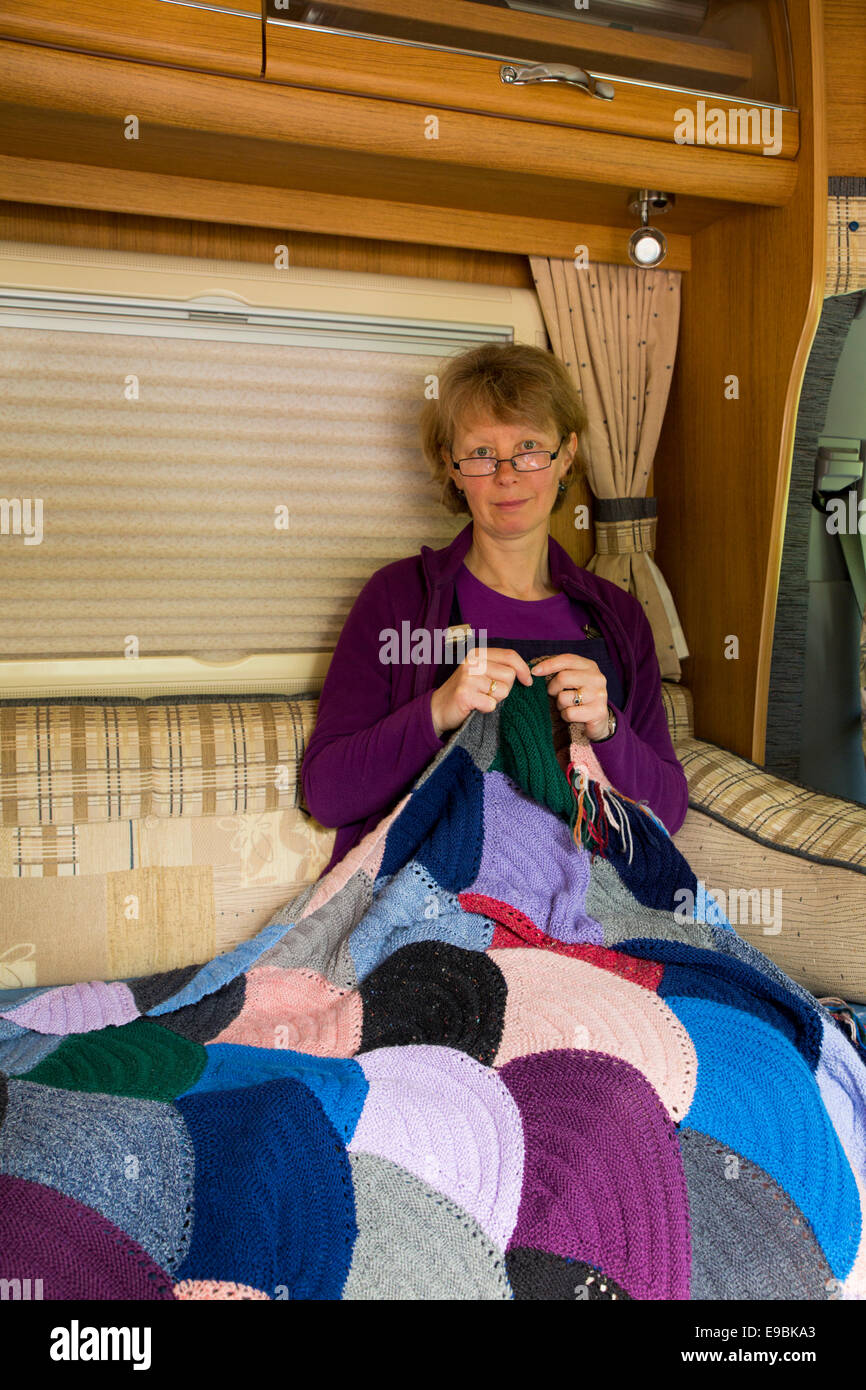Sarah Chapman mit Hand gestrickte Decke; Wohnmobil; UK Stockfoto