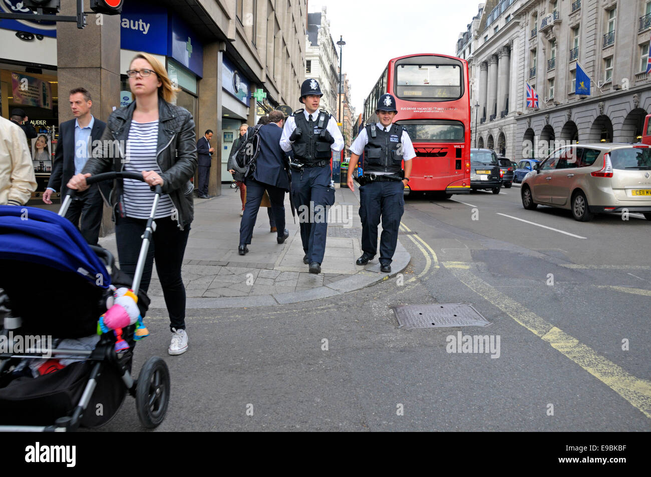 London, England, Vereinigtes Königreich. Polizisten auf Streife in Piccadilly Stockfoto