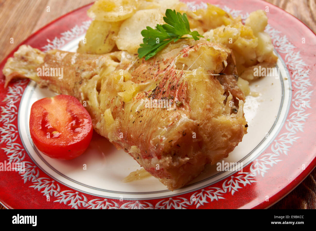 Gebackene Rote Zackenbarsch mit Kartoffel und Apfel Stockfoto