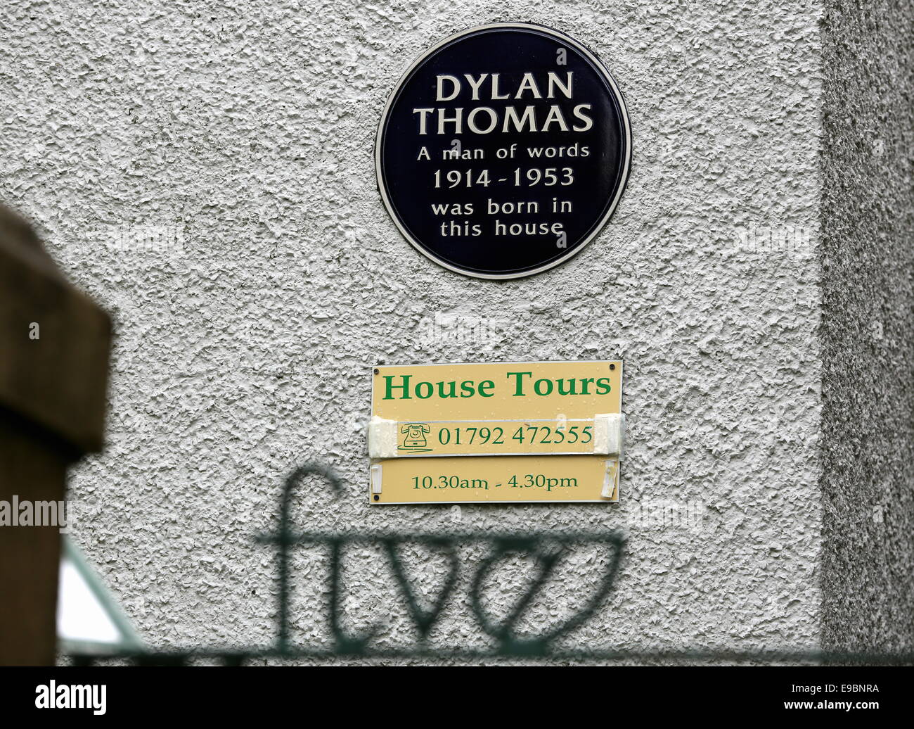 Die Plakette außerhalb der Geburtsort von Dylan Thomas, 5 Cwmdonkin Drive, Swansea Stockfoto