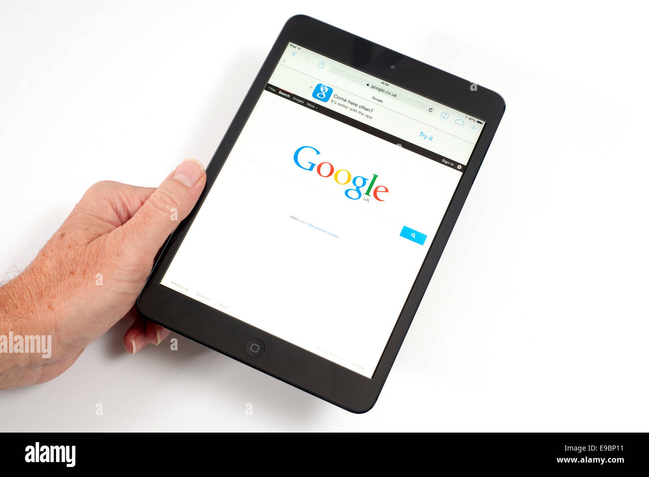 iPad Mini mit Google Suchmaschinen-Seite auf dem Bildschirm Stockfoto