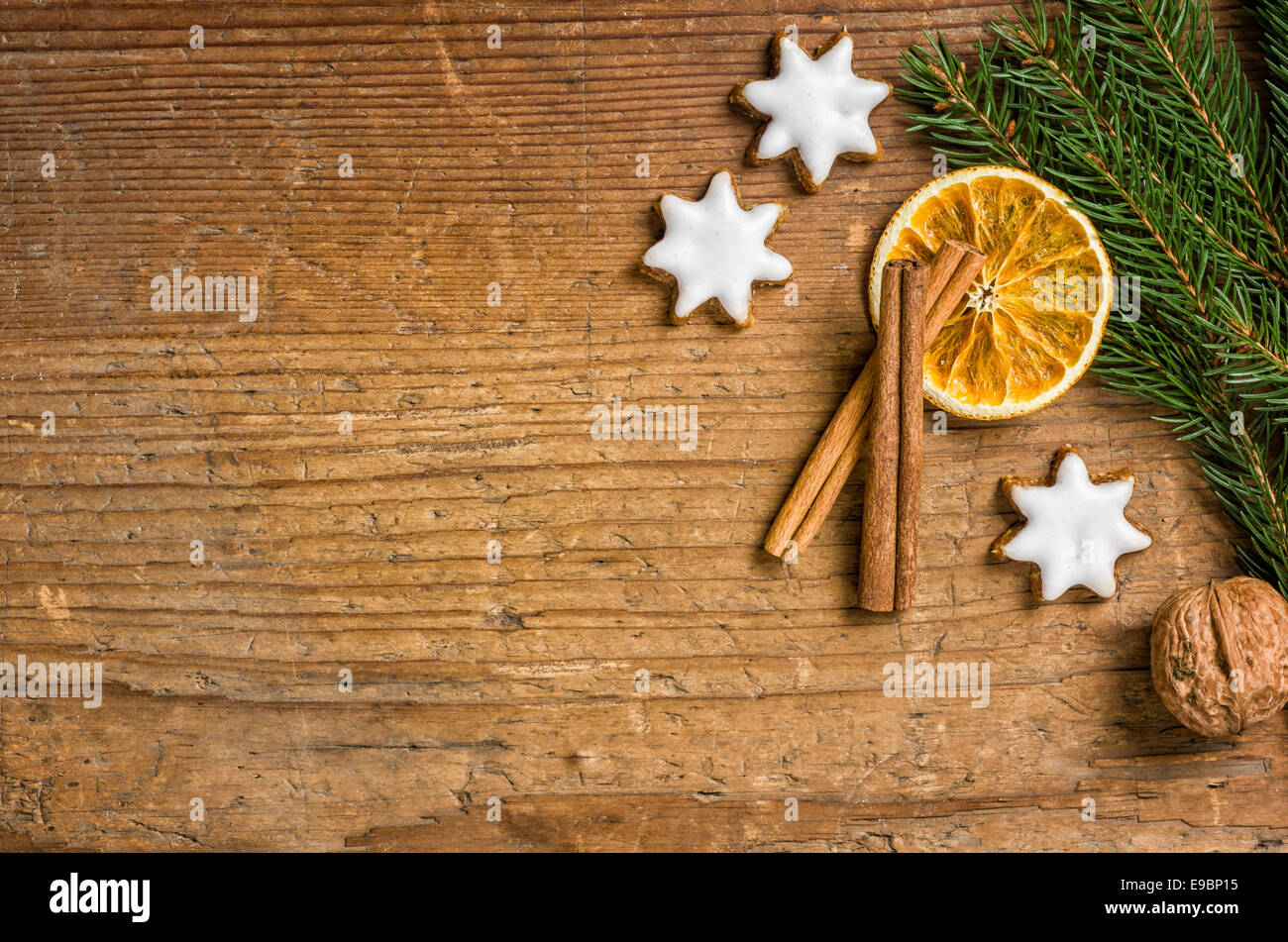 Hölzerne Hintergrund mit Weihnachtsschmuck Stockfoto