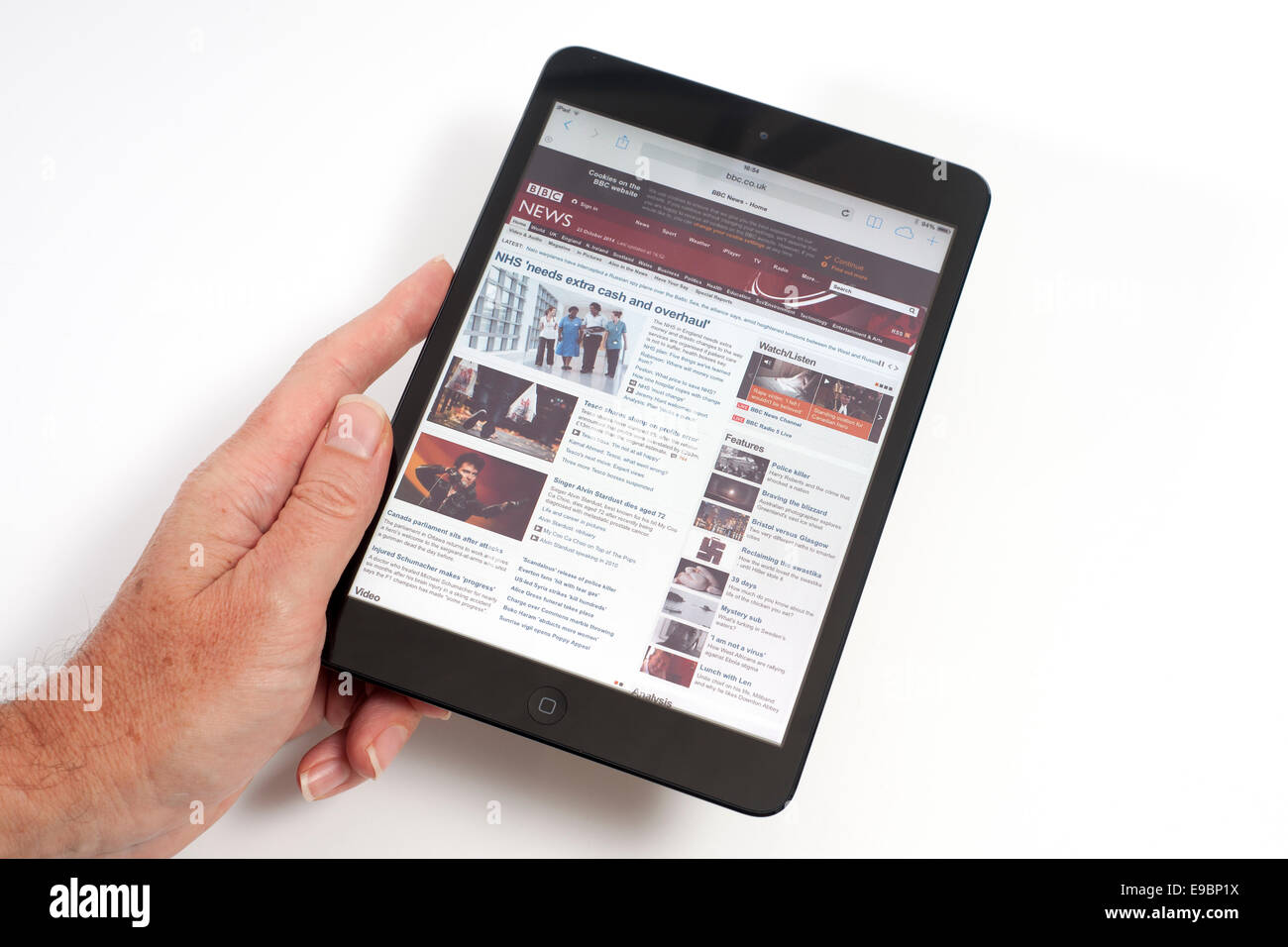 iPad Mini mit BBC Nachrichten auf dem Bildschirm Stockfoto