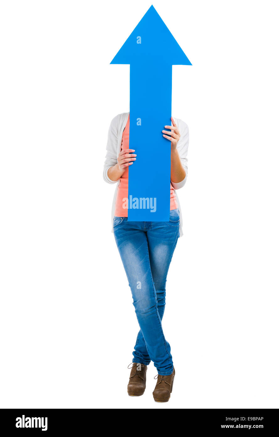 Schöne blonde Frau hält einen blauen Pfeil nach oben Stockfoto