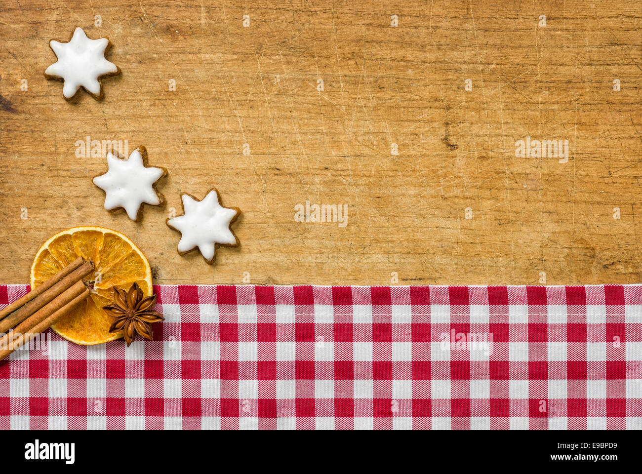 Hölzerne Hintergrund mit Keksen und weihnachtlichen Gewürzen Stockfoto