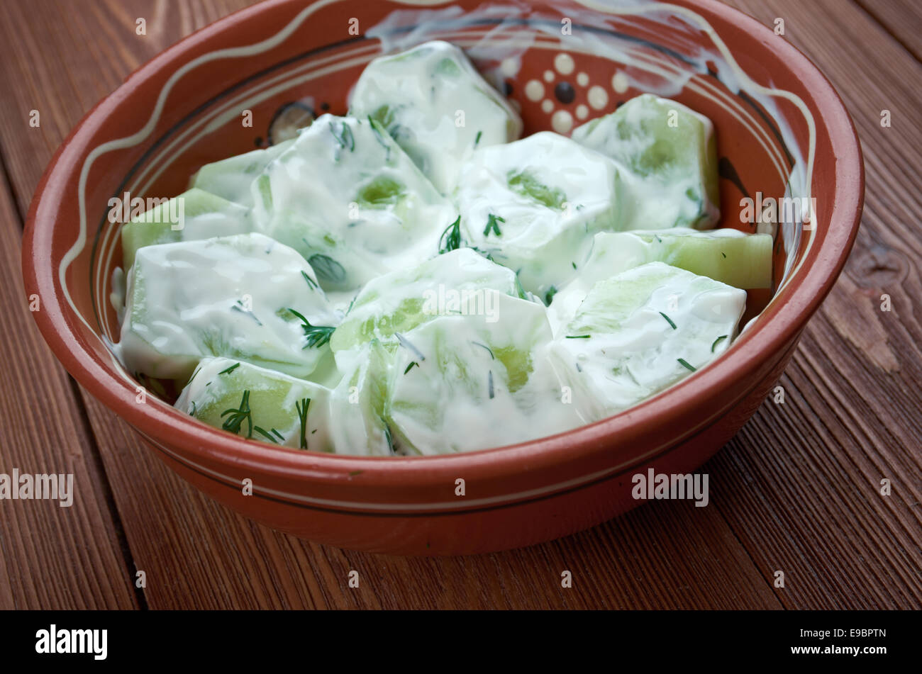 Mizeria - traditionellen polnischen Gurkensalat mit saurer Sahne Stockfoto