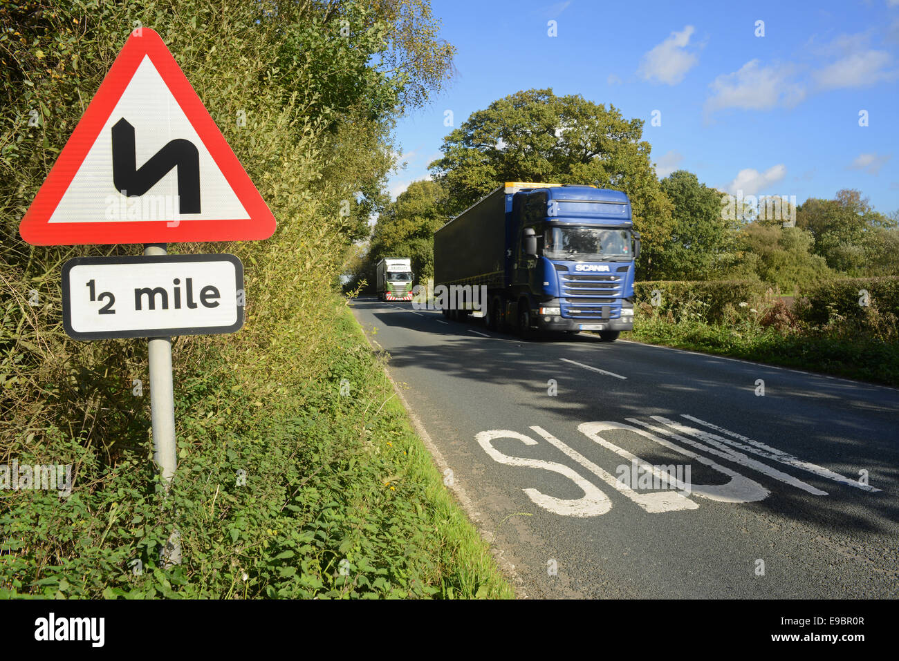 LKW vorbei an scharfen Biegung Warnzeichen eine halbe Meile vor Yorkshire Vereinigtes Königreich Stockfoto