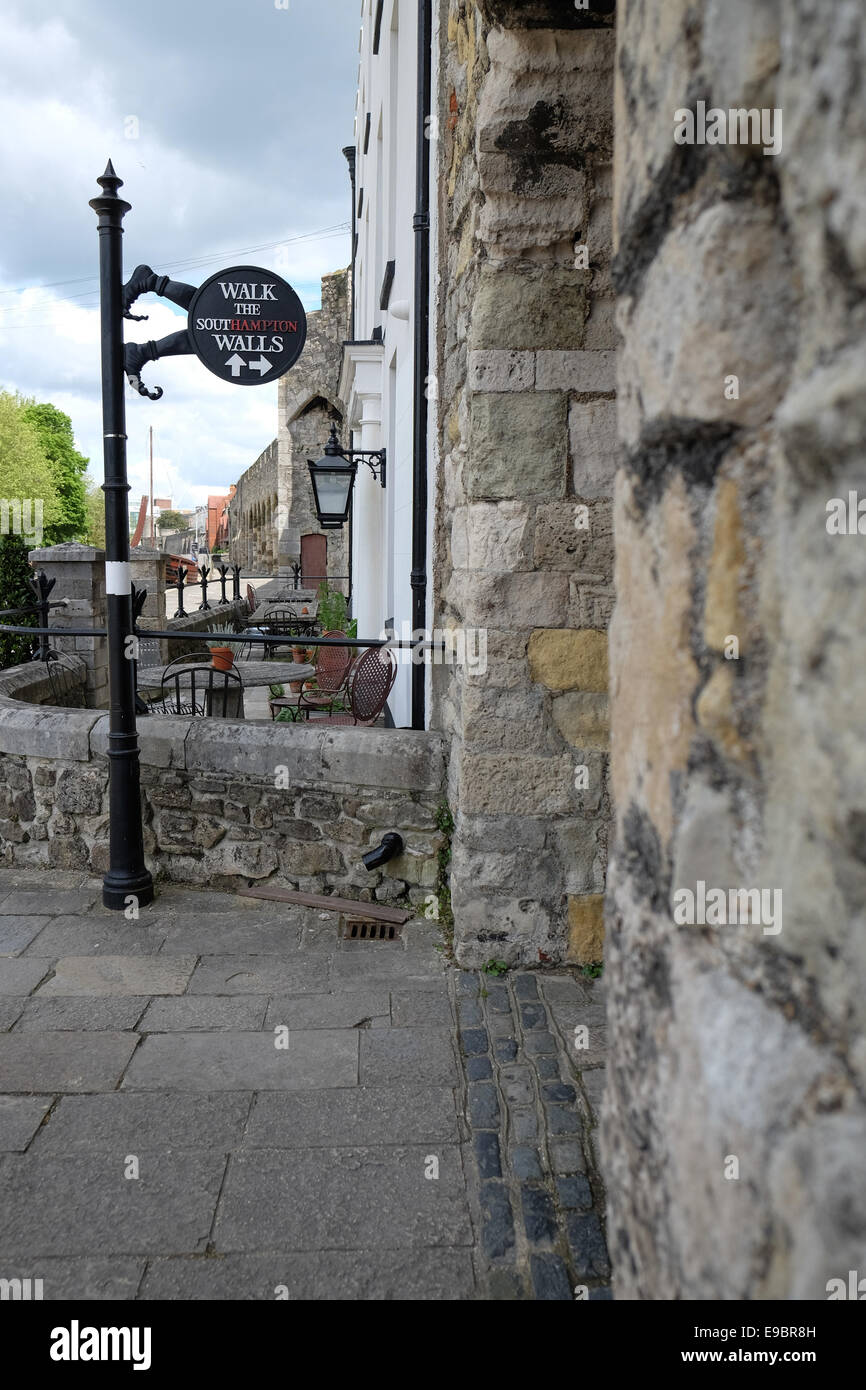 Zu Fuß der Stadtmauer Southampton Stockfoto