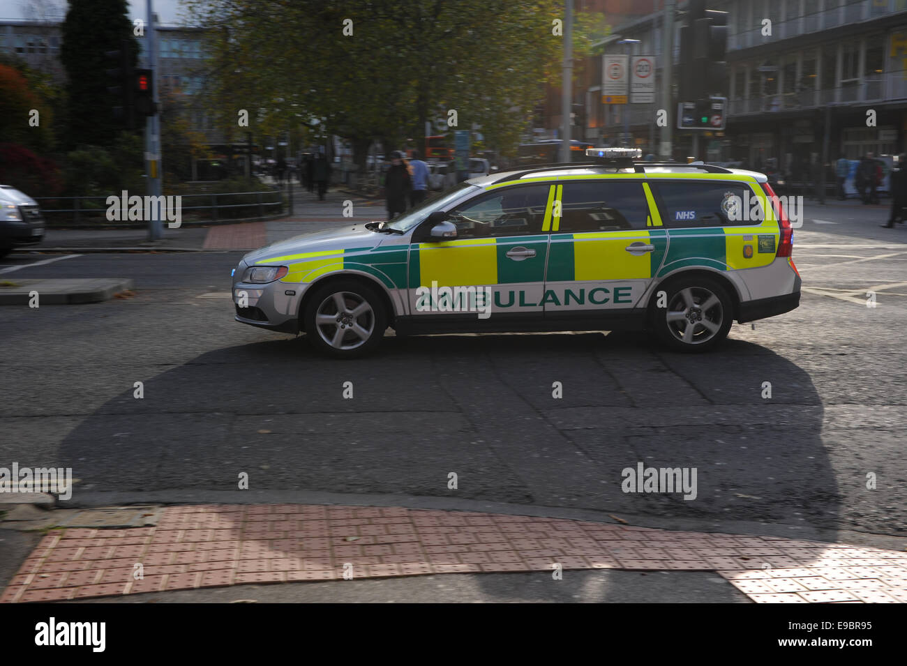 Krankenwagen mit Lichter lodernden Stockfoto