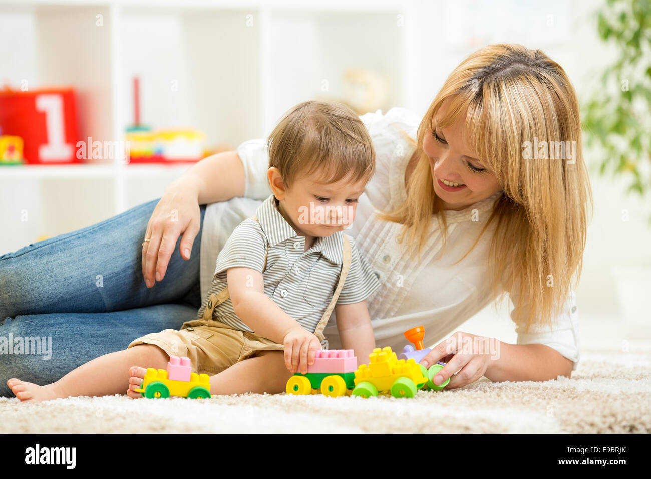 Mutter und Kind junge spielen Block Spielzeug zu Hause Stockfoto
