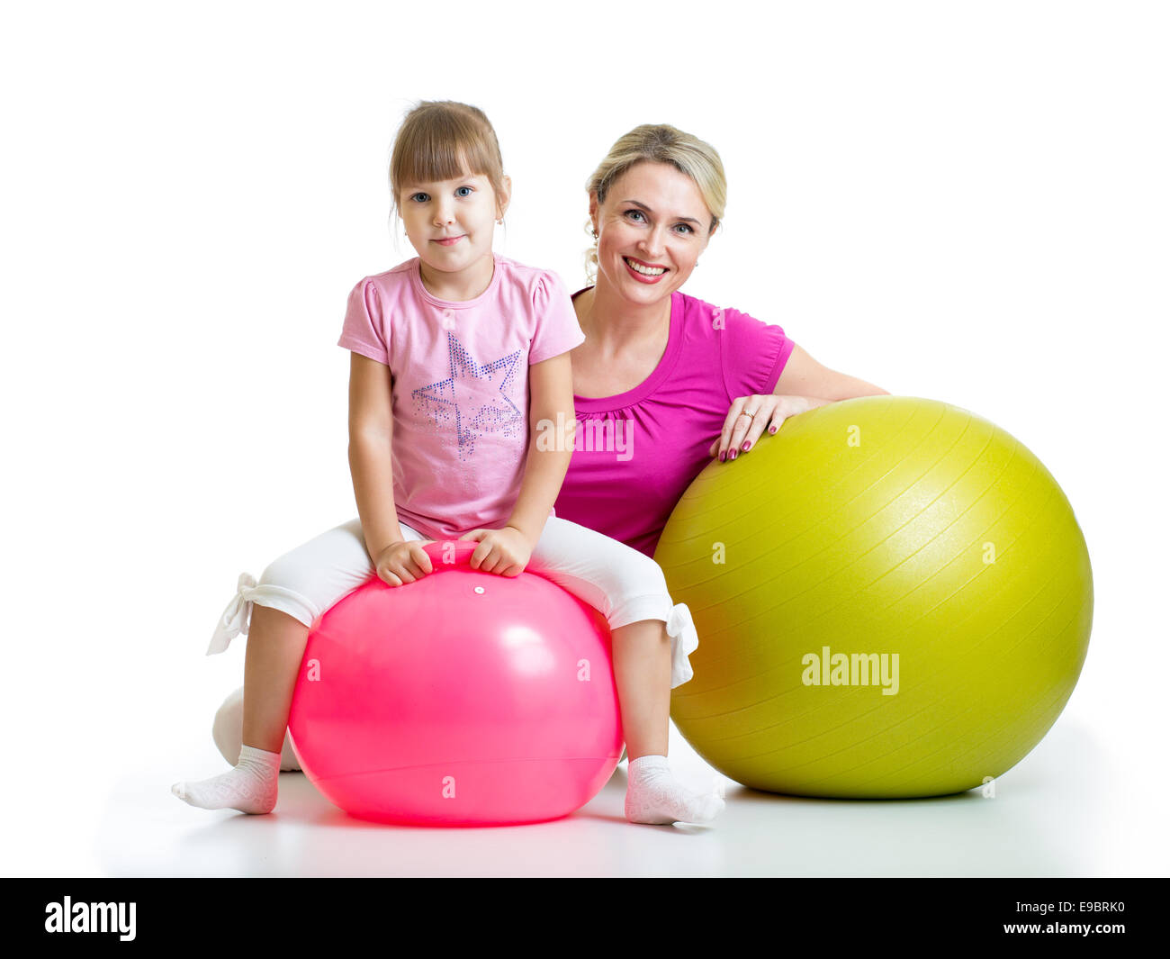 Kind und Mutter mit Fitness-ball Stockfoto