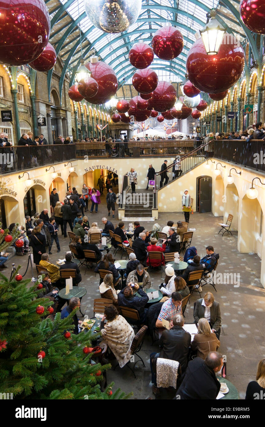 Weihnachts-Einkäufer in Covent Garden im Zentrum von London. Stockfoto