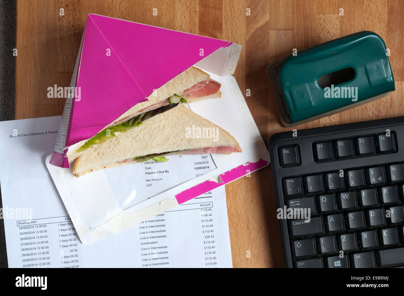 Mittagessen Sie al Desko Essen, im Büro-Schreibtisch-Konzept. Stockfoto